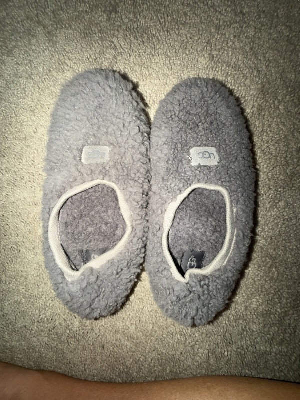 UGG Fluff Women’s Slip-On Slippers Size 8 Gray Shearling Rubber Outsole