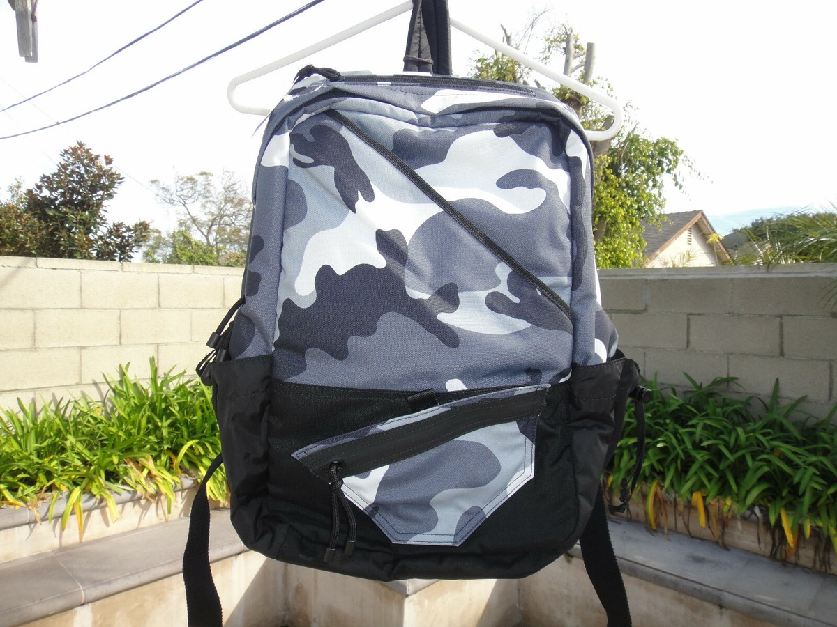 VALENTINO ブラック 迷彩柄 リュック Valentino Garavani MULTICOLOR CAMOUFLAGE BOUNCE BACKPACK, Gray