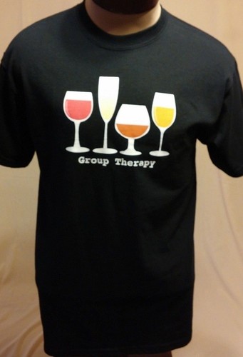 T-shirt grafica manica corta nera media amante del vino terapia di gruppo uomo - Foto 2 di 4
