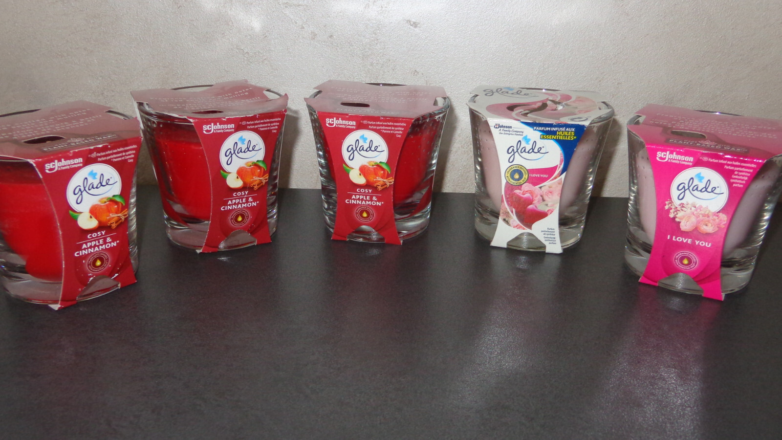 Bougies Glade anti-odeurs aux huiles essentielles de pomme et cannelle pour la maison