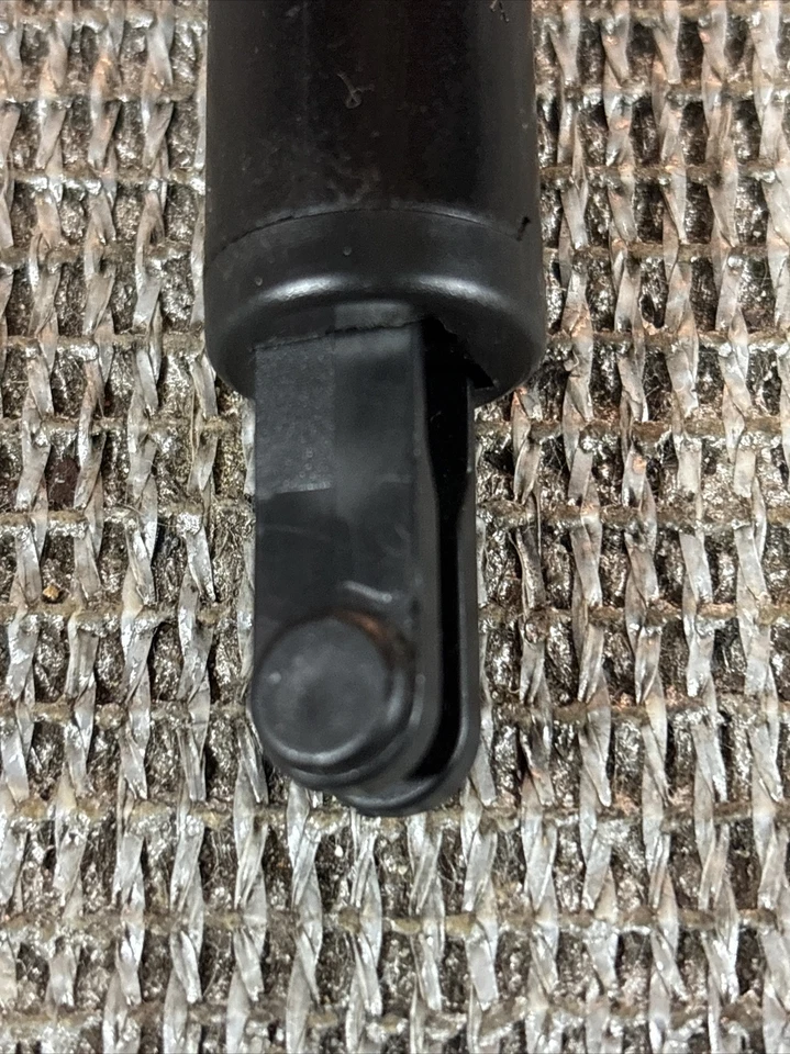 51168224806 амортизатор перчаточного ящика bmw 325xi 2004  - Изображение 2 из 4