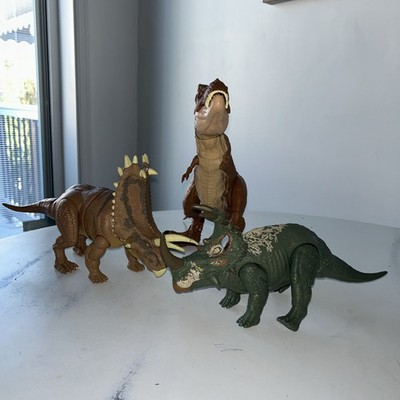 Jurassic World Thrash N' Throw Tyrannosaurus Rex, Sinoceratop &Pentaceratops (3)