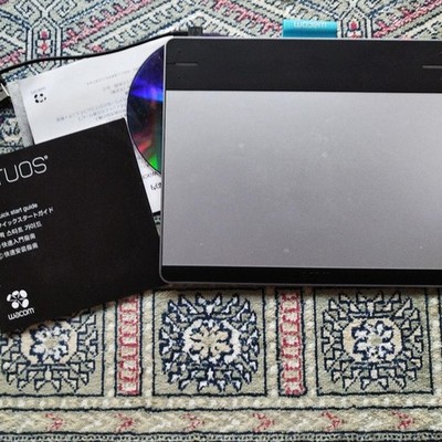 Wacom Intuos Small Pen & Touch Tablet mit Stift und Handbuch ohne Box