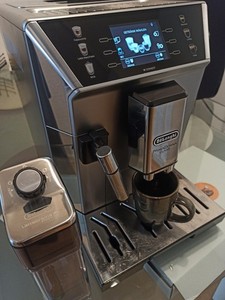 DeLonghi PrimaDonna Class ECAM550.65.MS Kaffeevollautomat, Silber
