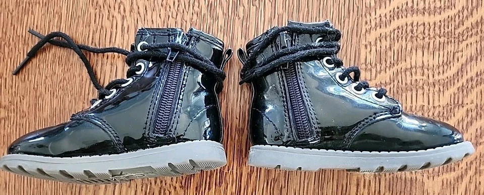 Botas de Moto ADORÁVEIS Carter’s Aubrey Meninas Tamanho 5 - Imagem 2 de 4