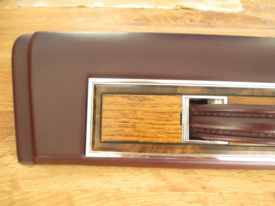 1980-1983 CADILLAC SEVILLE LEFT FRONT DOOR PULL HANDLE / TRIM ASSEMBLY CLARET - Image 3 of 4