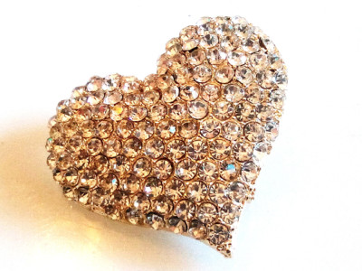 VALENTINE'S HEART BROOCH!Sparkling Faceted Clear Crystal Pin.Yellow Gold Tone.