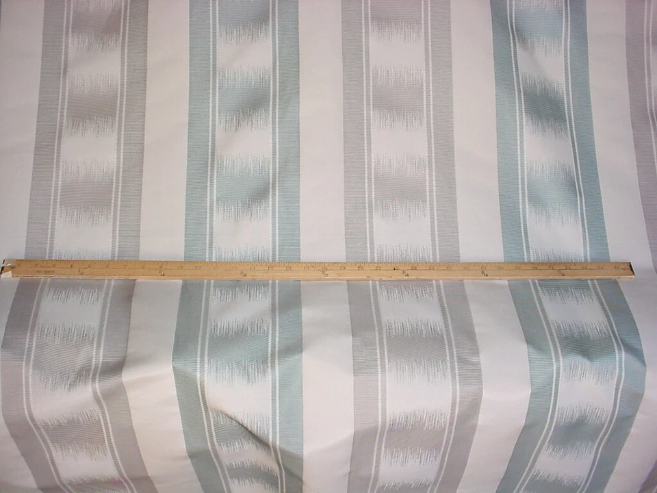 Tela de tapicería de seda sintética plateada a rayas Ryecote 19-7/8 Brunschwig Fils BF10493 Foto 2 de 4