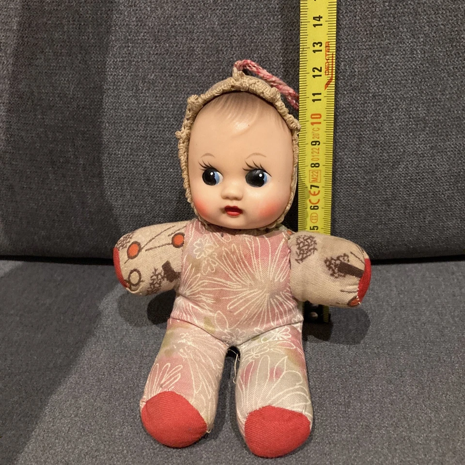 Ancienne petite poupée de chiffon pouet à suspendre Vintage Bella ? - Photo 3/4