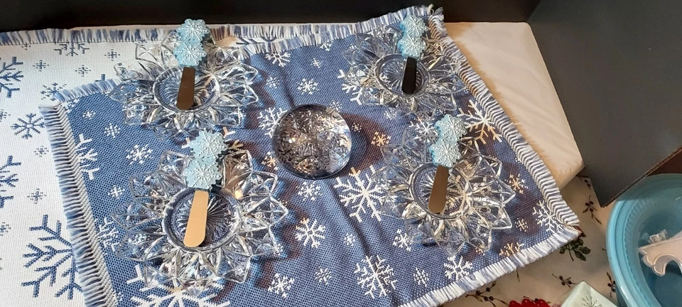 "Let it Snow" 2 Blue/White Snowflake Mats w/4 Petal Clear 6.5" Plates & More!! - Image 3 of 4