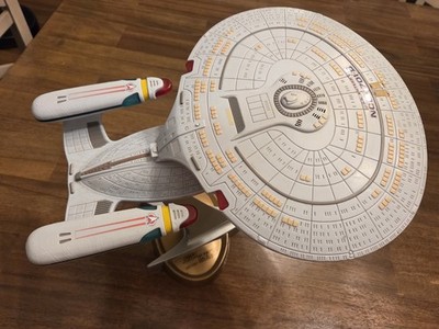 1992 Playmates Star Trek TNG USS Enterprise NCC-1701-D Electronic Lights w/Stand
