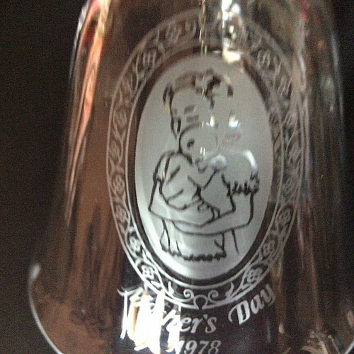FOSTORIA MOTHERS DAY BELL VINTAGE 1978 ETCHED 7" MOTHER HOLDING CHILD CRYSTAL - Picture 7 of 8
