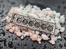 Miniatur einer Zylinderkopfdichtung für BMW S54 Edelstahl gebürstet "gummiert"