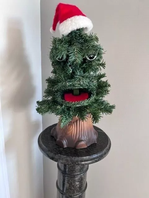Singing christmas tree with face online