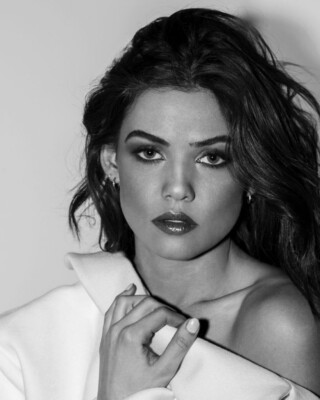 DANIELLE CAMPBELL 8x10 PHOTO *