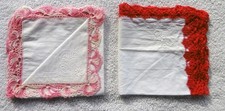 2 Stück alte Stoff Taschentücher / Tuch gehäkelte Spitze Rosa + Rot / Handarbeit