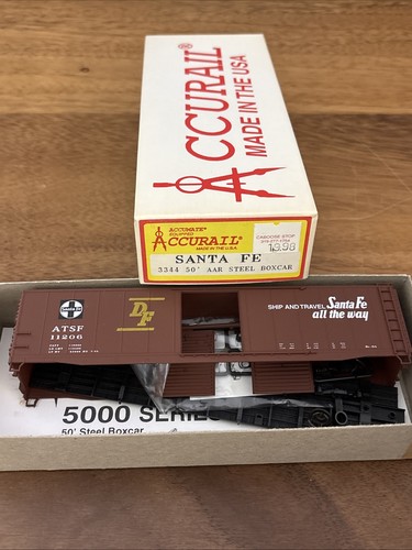 ACCURAIL ~ ATSF - SANTA FE 50' AAR CAJA DE ACERO COCHE Kit # 11206 ~ ESCALA HO 3344 Nuevo | Zustand: New