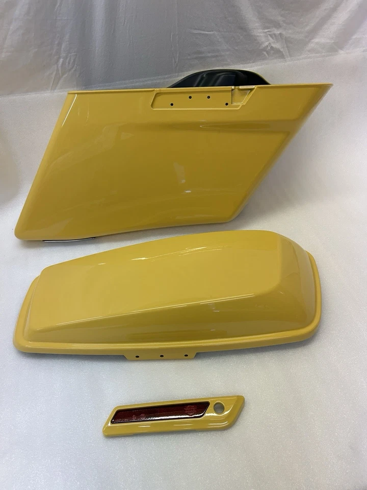 INDUSTRIAL YELLOW 2023 Touring Ultra Road King RIGHT SADDLEBAG COVER & LATCH B3 - Image 2 of 4