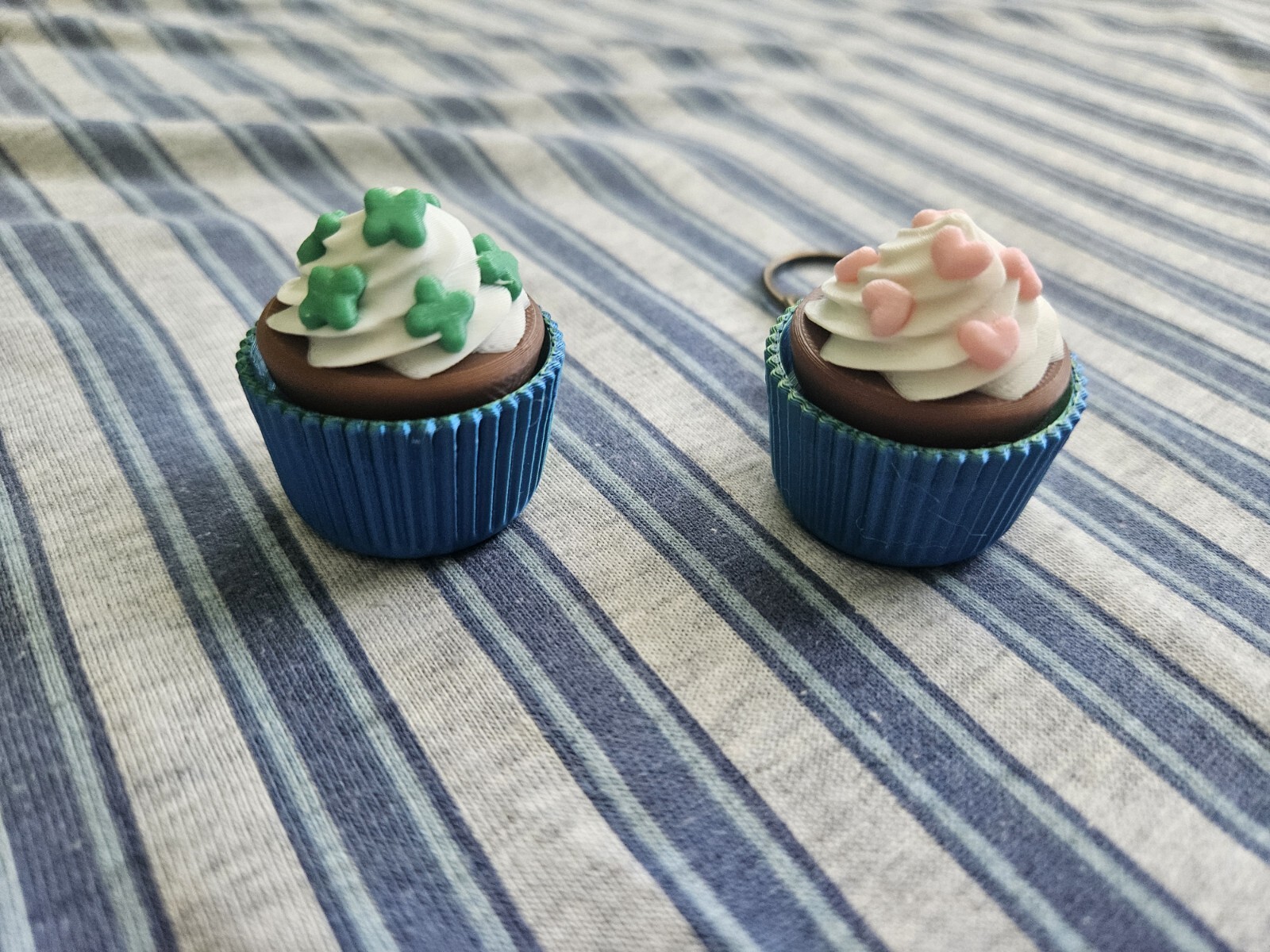 Cupcake Fidget Clicker Keychain Sensory Toy with Mechanical Noise Perfect Holiday Gift 1pc-image