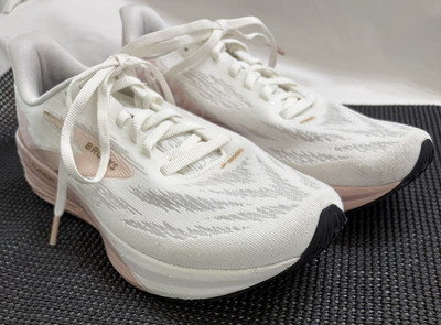 Brooks Launch 11 Women s White/Gold/Pink Low Top Lace-Up Mesh Sneakers