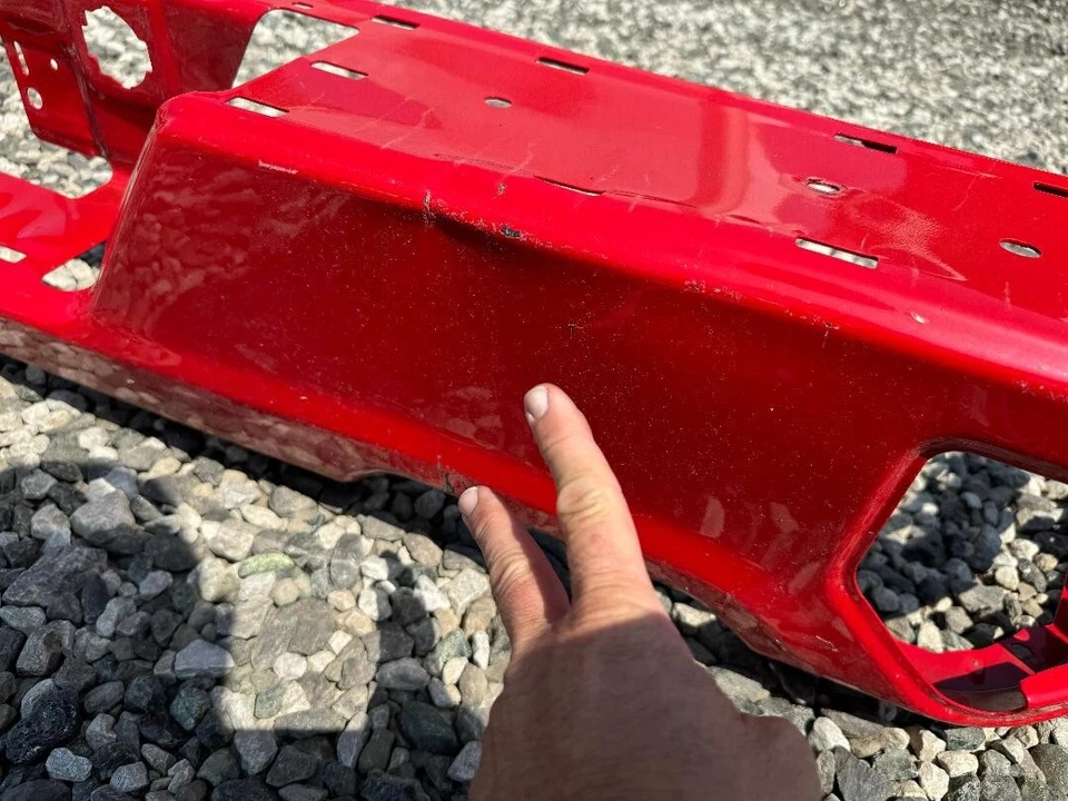 Parachoques trasero Chevy Silverado 2019 pintado sin sensores abollados ver todas las fotos OEM GM Foto 4 de 4