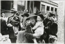 1941 Press Photo Passengers on Egyptian ship Zam Zam board a train for Lisbon