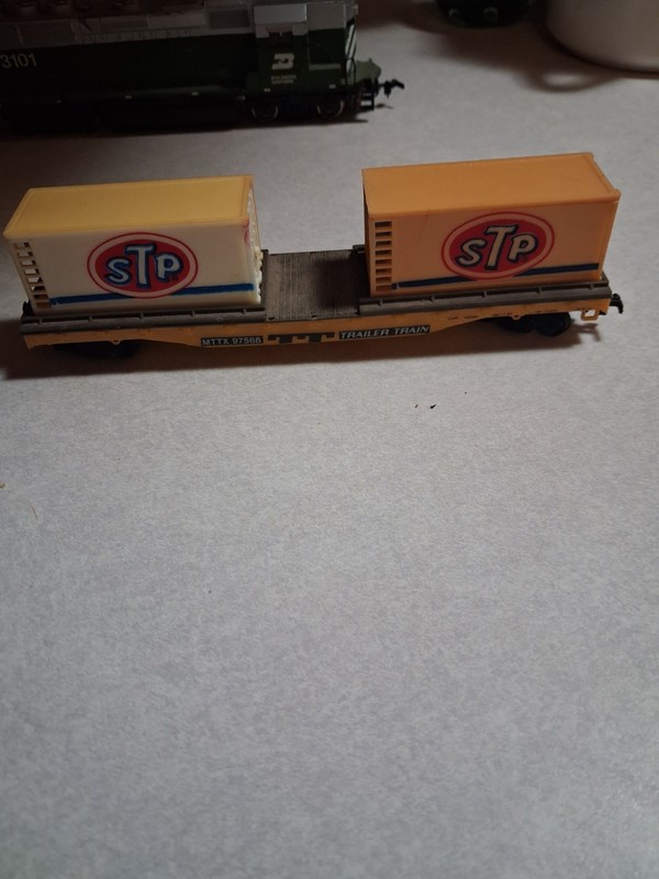 3 Piece HO Shipping Containers with Train Car