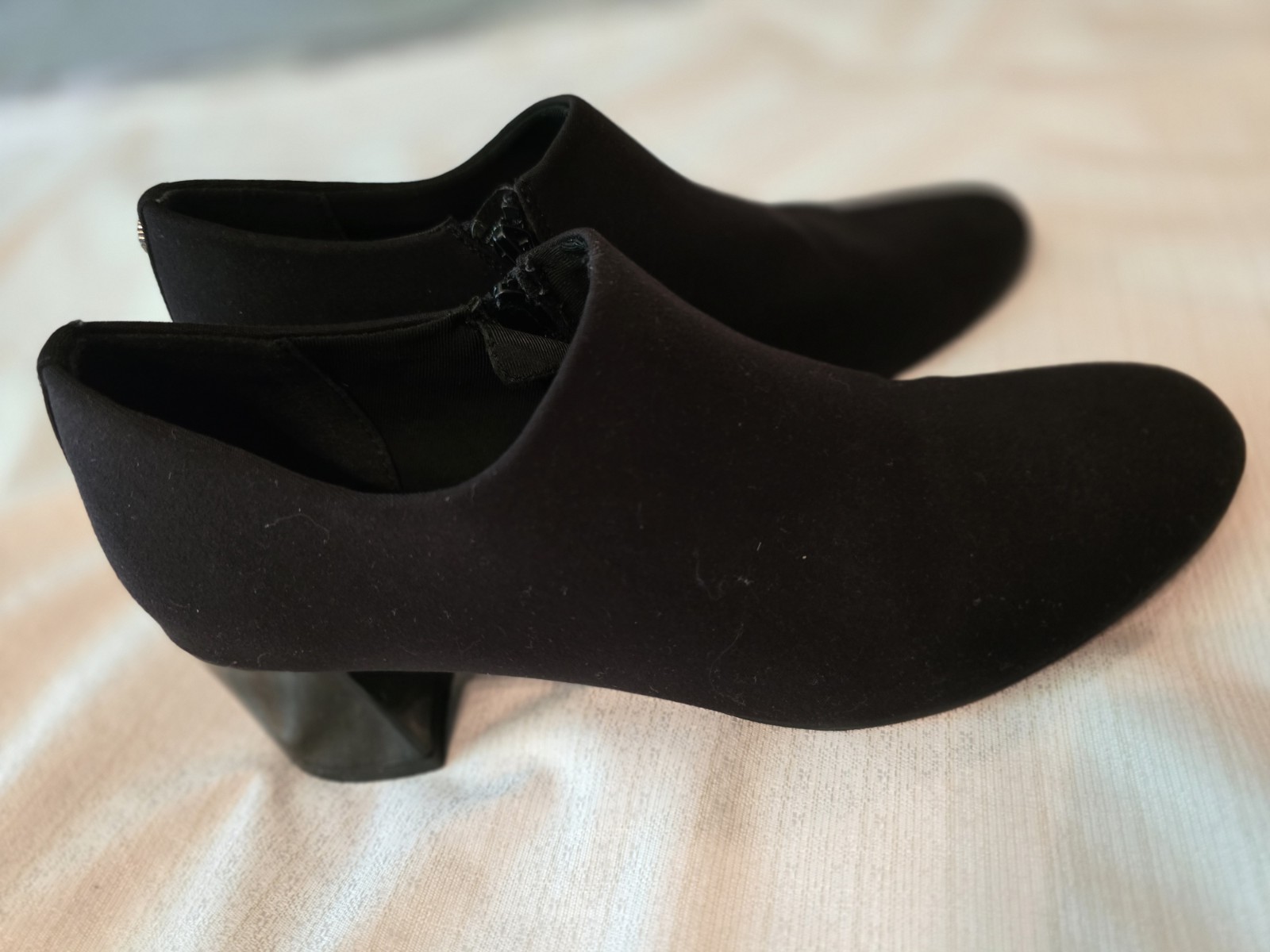 Womens Sz 7.5 Anne Klein Black Zip Ankle Shoes Euc