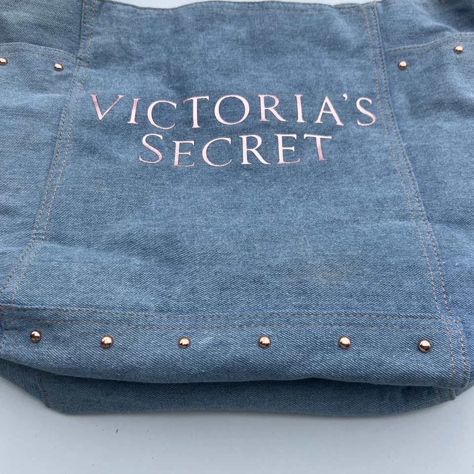 Bolso de Mano Victoria's Secret Denim Claro Rosa Tachuelas y Escritura Correa Única Negro Foto 3 de 4