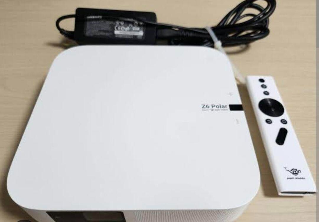 Z6 Polar Desktop Projector With Remote & Power Used From Japan 