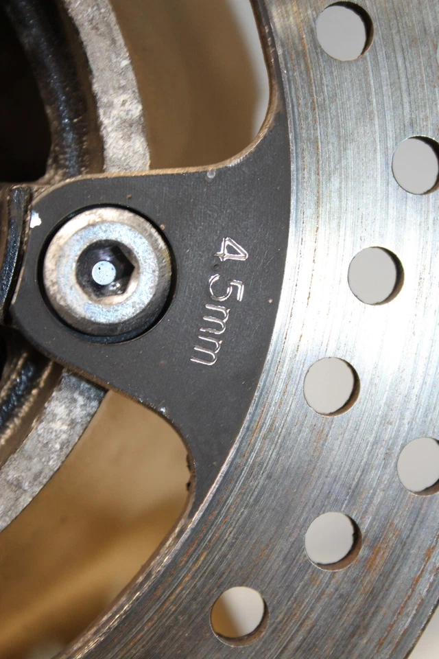 Llanta trasera Suzuki SV650 2003-2009 17x4,5 pintada en latón dorado Foto 4 de 4