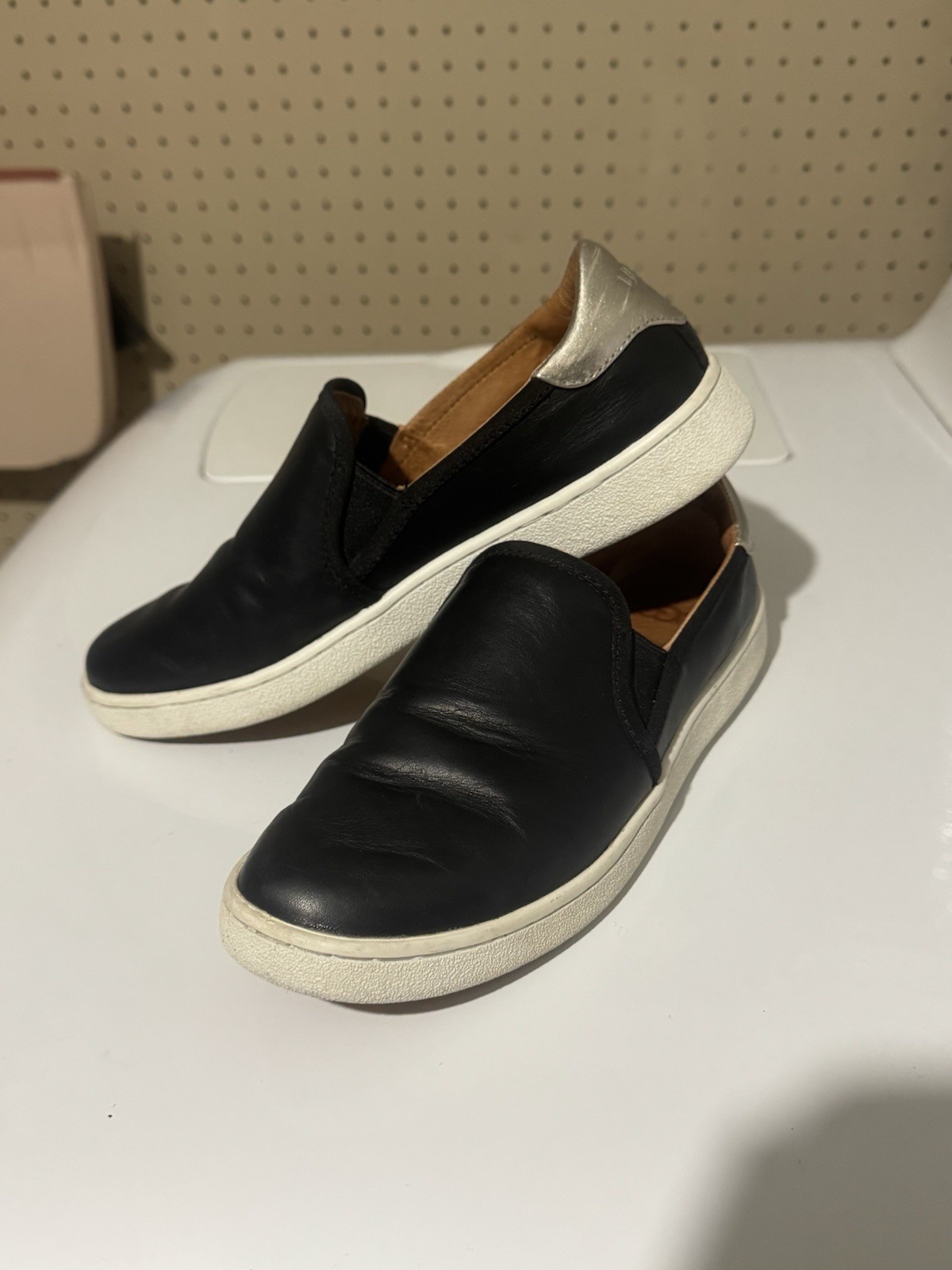UGG Women's Cas Slip-On Sneakers Black Leather w/ Metallic Heel Size US 8