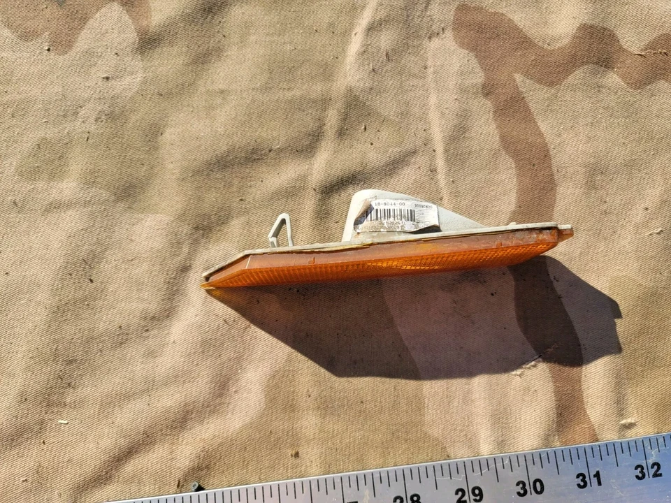 2010-2015 Chevy Camaro SS Coupe Front Right Bumper Marker Lamp Light 92246244 - Image 2 of 4