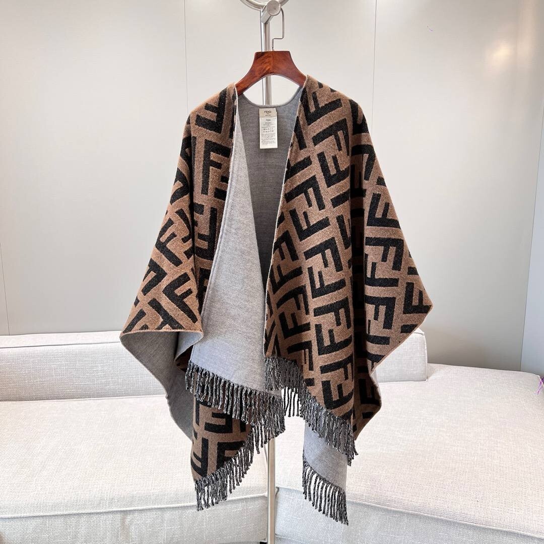 ポンチョ・ケープ FENDI FENDI ROMA WOOL AND CASHMERE BLEND CAPE 𝐅𝐞𝐧𝐝𝐢 Reversible Wool Cashmere Blend Cape, Solid Gray