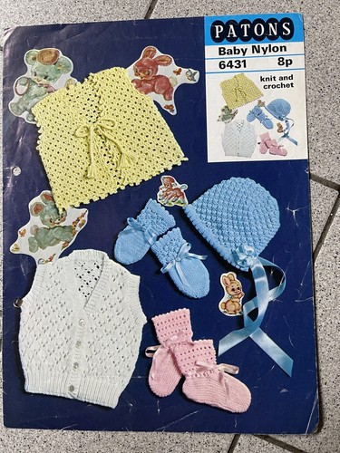 Patons 6431 Baby ärmellose Strickjacke Stiefel Handschuhe Mütze bis 6 Monate #B
