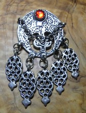 Vintage etniczna osmańska/bułgarska broszka, kaboszon z czerwonego szkła i wisiorki.