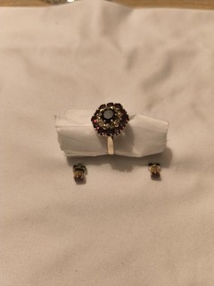 Alter Granat Ring mit zwei zierlichen Ohrsteckern wahrscheinlich Gold