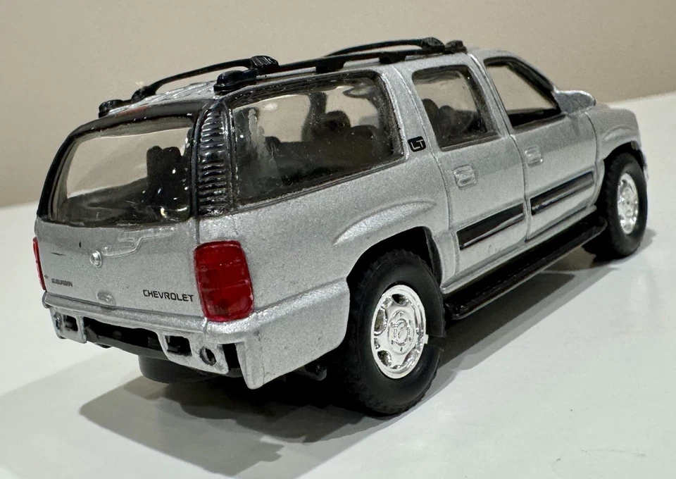 Par de diecasts Welly Chevrolet Suburban plateado y Cadillac Escalade rojo *problemas Foto 3 de 4