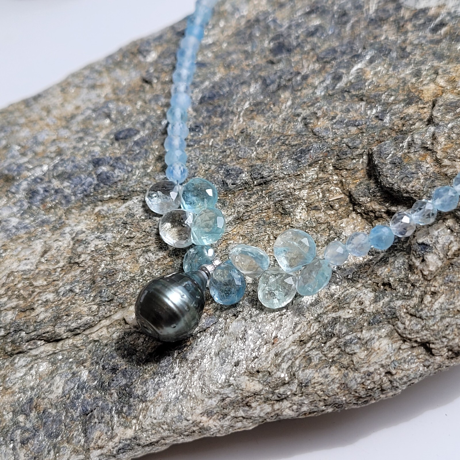 Collier en perle noire de Tahiti baroque et aigue-marine en argent 925 d'exception