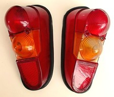 Lot de deux cabochons de feux arrières automobiles anciens