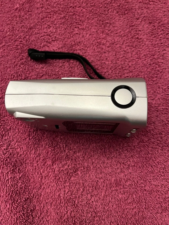 Hewlett-Packard PhotoSmart hp215 Digital Camera - Image 2 of 3