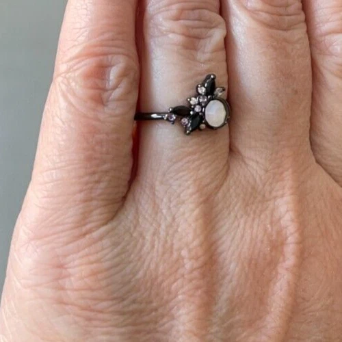 NUEVO CON ETIQUETAS Joyas Fragantes Tono Negro FLORES DE LUNA Imitación OPAL Cristal Piedra Anillo Talla 7 Foto 3 de 4