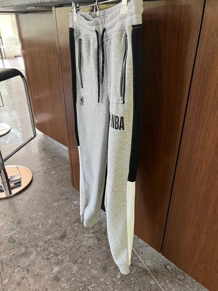 Calça de moletom jogger basquete marca NBA com bolsos com zíper cinza/preto/branco tamanho: pequena - Imagem 3 de 4