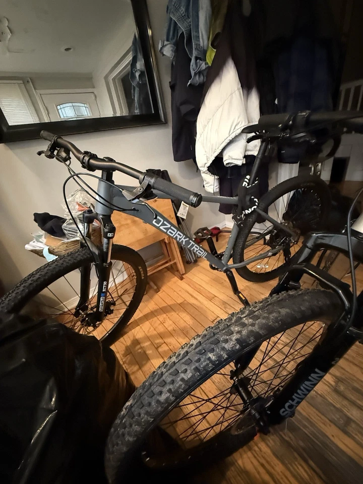 Bicicleta deportiva Schwinn Axum de 27,5 pulgadas para hombre bicicleta de montaña cuadro pequeño para 5’1”-5’5” Foto 4 de 4