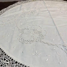 Beautiful Vintage White Frilly Doily Round Table Runner Cloth Linen 28”d