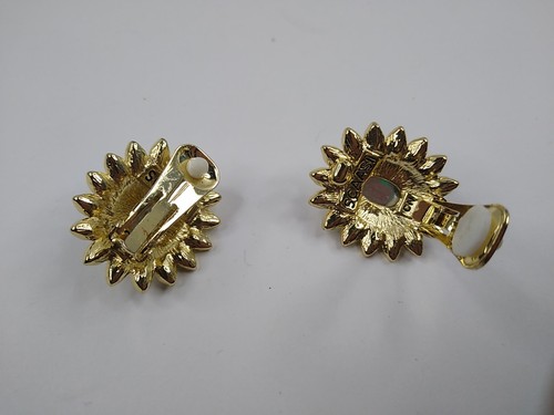 Pendientes de clip de cabujón vintage con estrás de cristal verde tono dorado SCAASI - Imagen 4 de 5