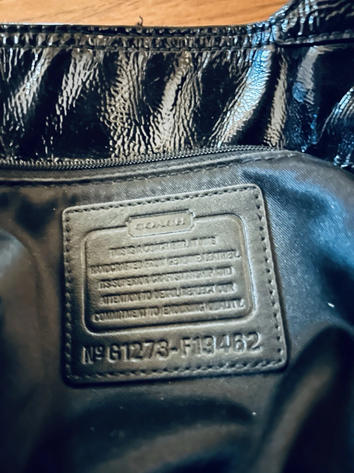 Borsa a mano Coach in pelle verniciata nera goffrata doppio manico F19462