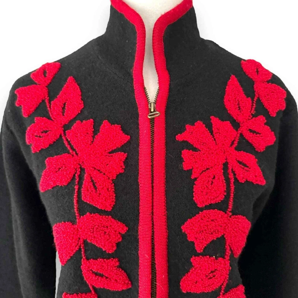 Cárdigan Suéter Coldwater Creek Lana Negra con Flor Bordada Roja Talla S Foto 2 de 4