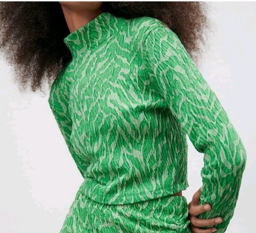 NWT Zara SIZE MEDIUM Jacquard Top Green Long Sleeve Mock Neck Knit Crop ZEBRA - Picture 3 of 4