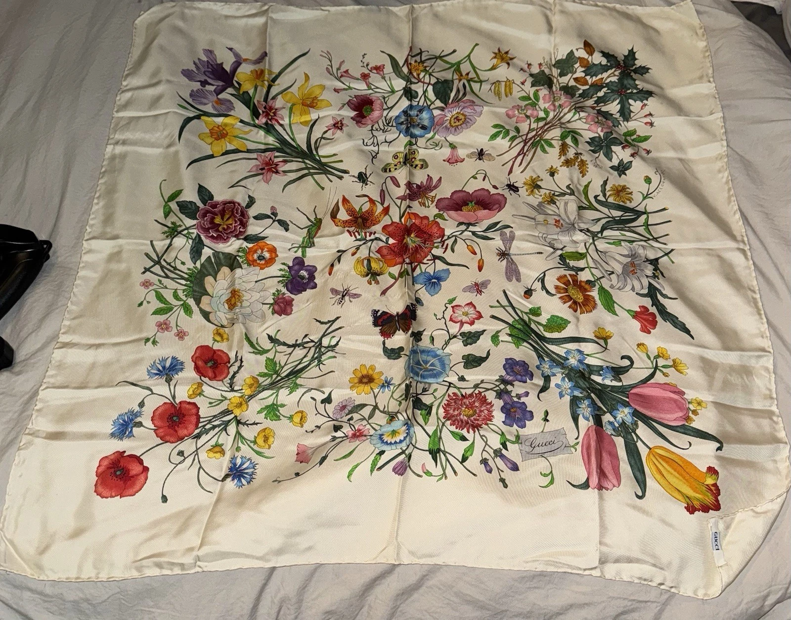 Grande écharpe GUCCI soie Italie motif floral logo occasion blanche (VOIR PHOTOS)